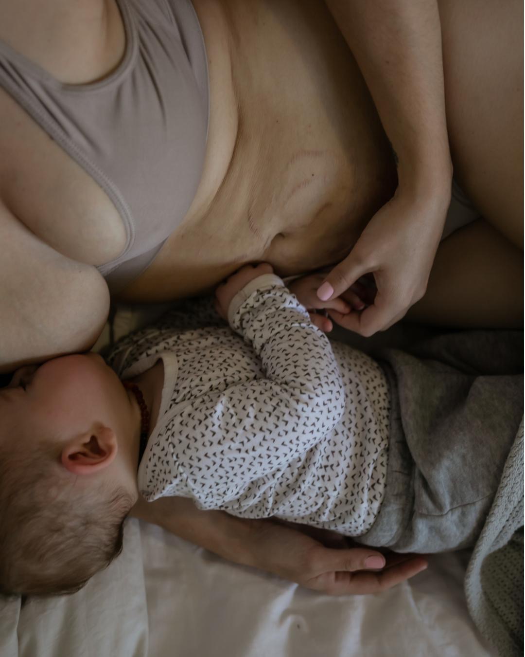 Mutter und Baby kuscheln im Wochenbett